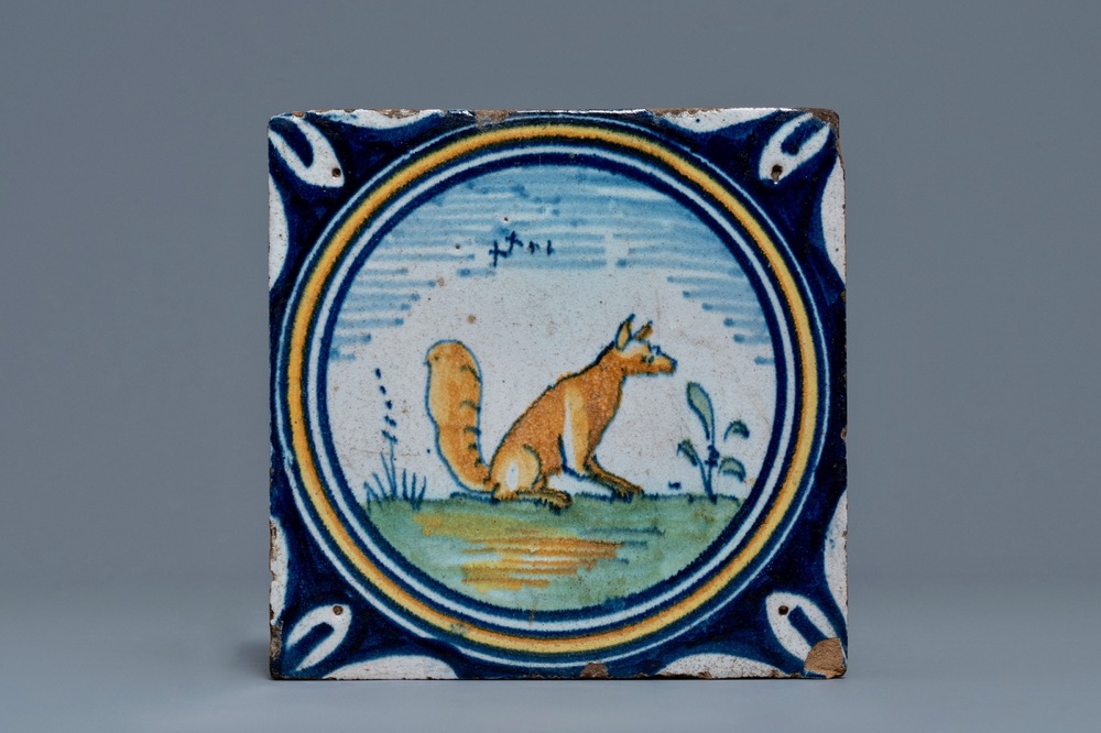 Een polychrome medaillontegel met een vos, eind 16e eeuw